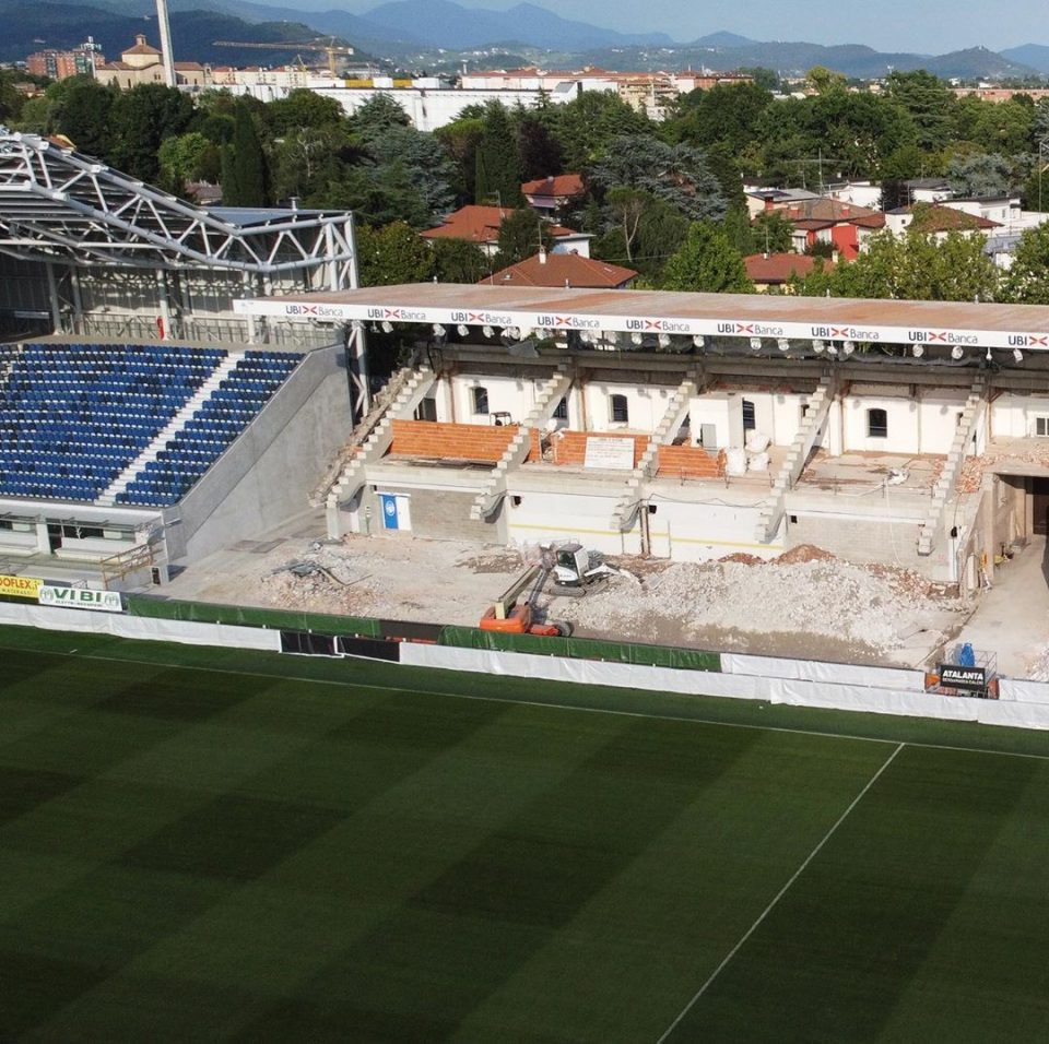 Lo stadio di Bergamo sta cambiando volto: nei giorni scorsi è stata demolita la tribuna Ubi