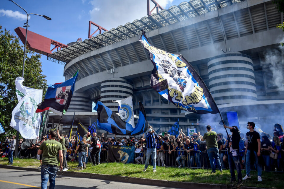 Tremila tifosi nerazzurri fuori dallo stadio per salutare i Campioni d'Italia