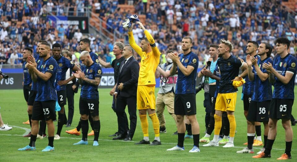 L'Inter saluta il pubblico: il sogno scudetto è naufragato per la vittoria del Milan a Reggio Emilia