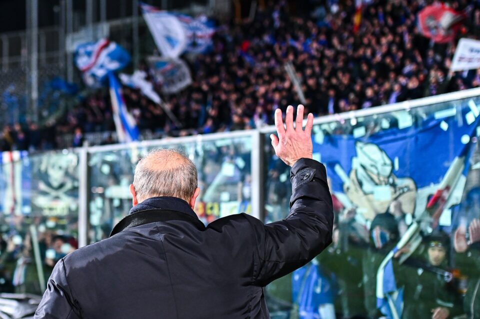 Il presidente Lanna ringrazia i tifosi blucerchiati accorsi a Bergamo.