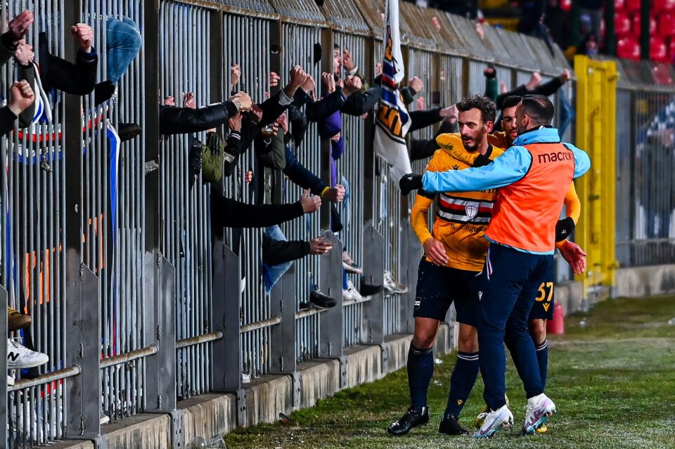 Gabbiadini festeggia con i tifosi il secondo gol.