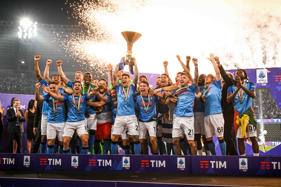 Il trofeo sollevato dal Napoli