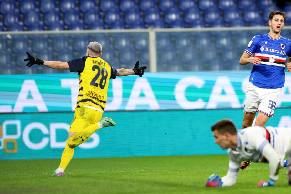 L'esultanza di Mihăilă dopo il gol dello 0-2